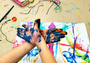 ręce dzieci pomalowane farbami podczas wykonywania pracy plastycznej - zabawa kolorami